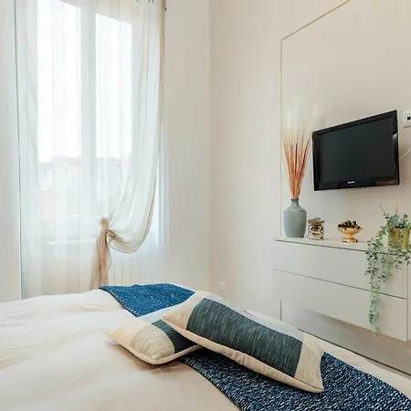 Modern By The In דירה